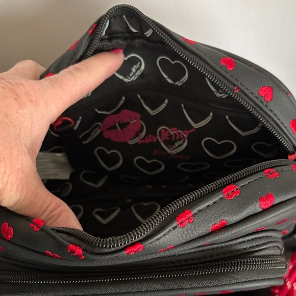 ☀️Betsey Johnson Black and Red Heart Crossbody Bag - Picture 2 of 10
